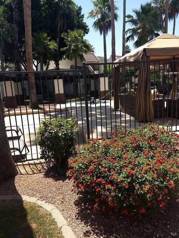 Vacation rental for 6 people, with pool and hot tub as well as terrace in McCormick Ranch