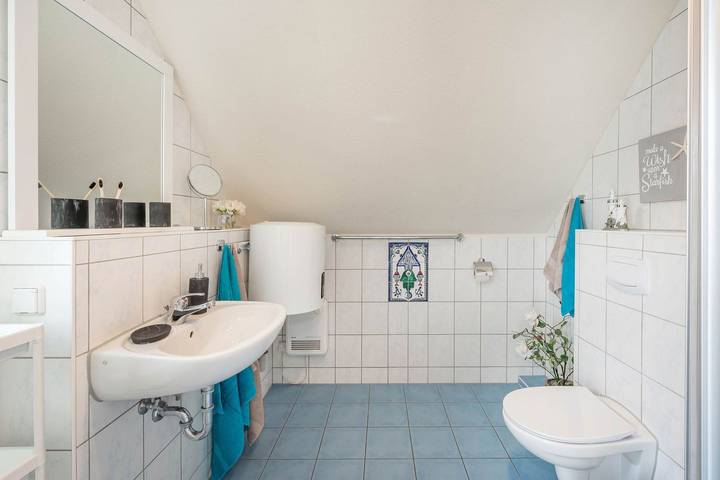 Ganze Wohnung, Gemütliche Ferienwohnung in Koserow mit Balkon – nur 550 m zum Strand in Koserow, Bernsteinbäder