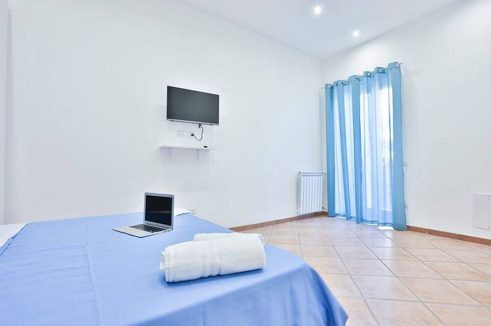 Ganze Wohnung, Guesthost - Charming 60 sqm apartment, ideal for up to 3 people, located on the first floor of a building without an elevator.The property is located in Pozzuoli, in a strategic position that allows easy access to the city center and the metro and train in Pozzuoli, Neapel Provinz