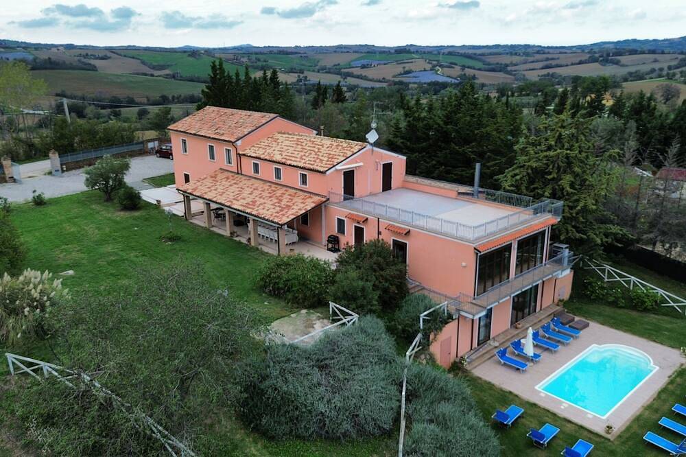 Villa con piscina: mare e campagna nelle splendide colline marchigiane in Mombaroccio, Valle del Metauro