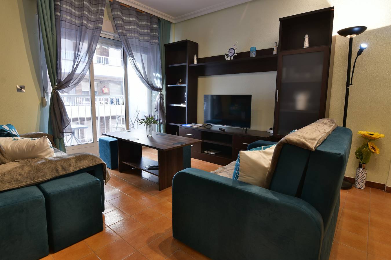 Entire apartment, Holiday Apartment "Gregorio" with Sea View, Balcony & Wi-Fi in Torrevieja, Costa Blanca