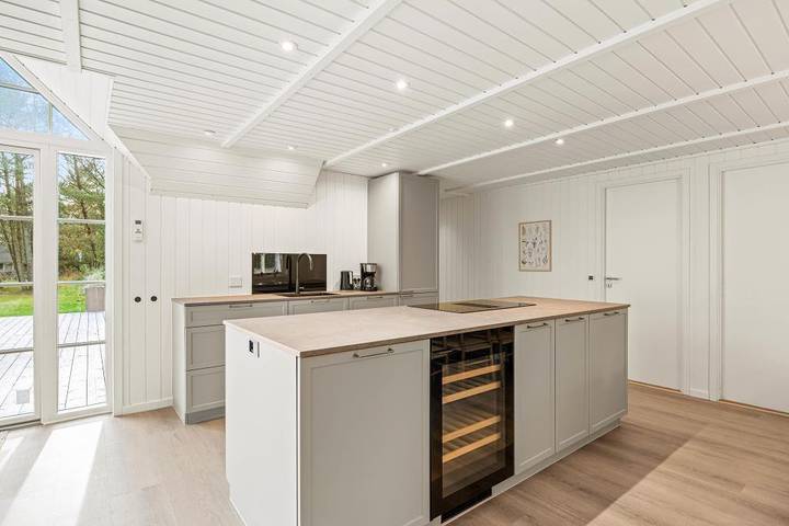 Großes, gemütliches Ferienhaus mit Pool und Kaminofen in Blåvand in Blavand, Varde