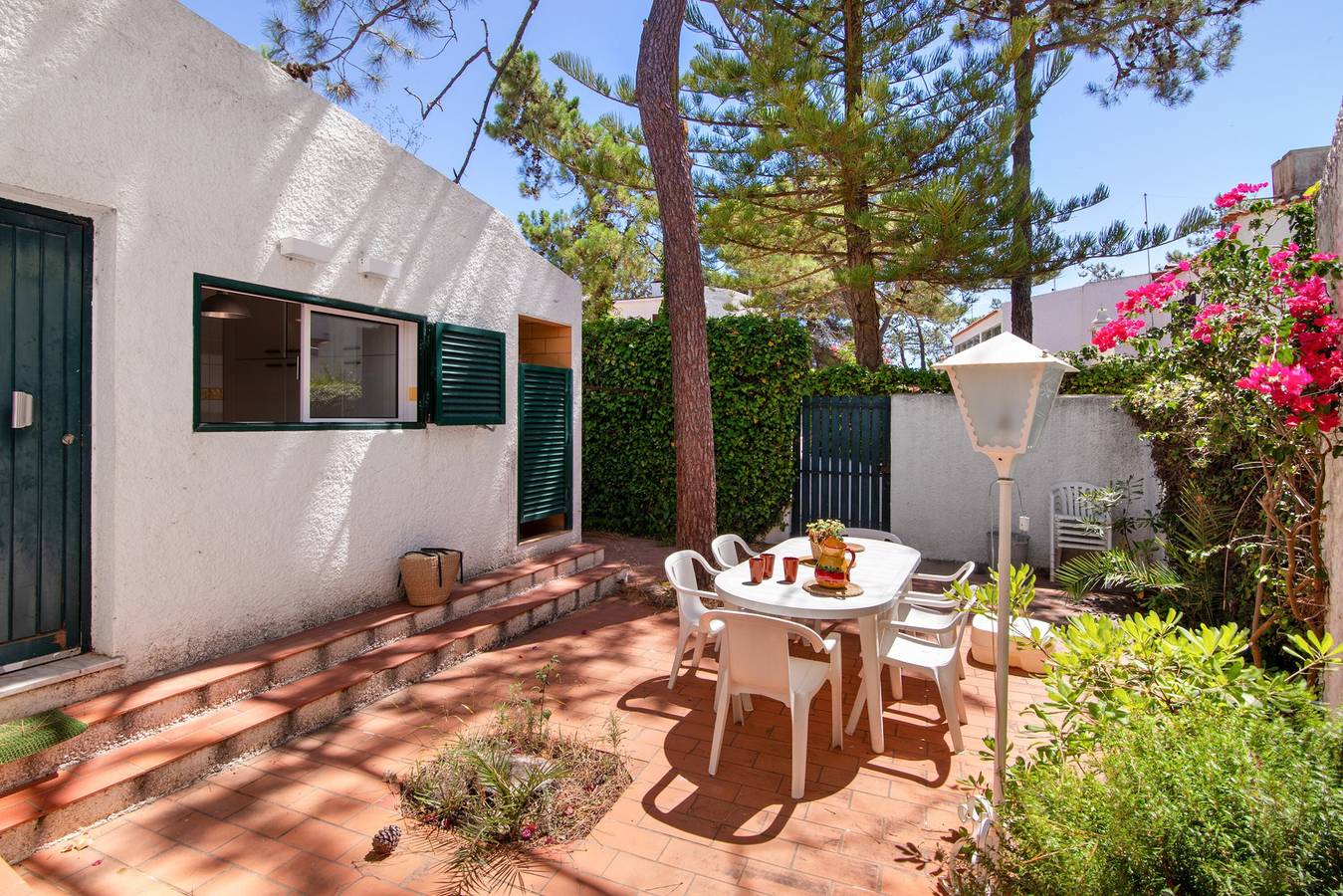 Apartamento inteiro, Apartamento 'Casa Azamor' com terraço privado, jardim privado e Wi-Fi in Monte Gordo, Distrito de Faro