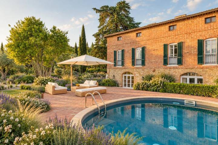 Agriturismo per 18 persone, con Terrazza e Giardino nonché Piscina e Panorama a Trequanda