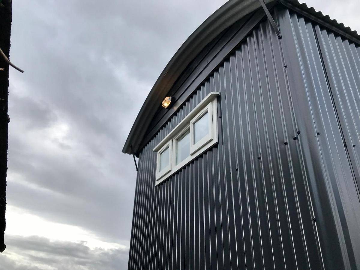 Sheelin Huts Blue, Hot-tub available From 1st April until 1st November in Ballymachugh ED, County Cavan