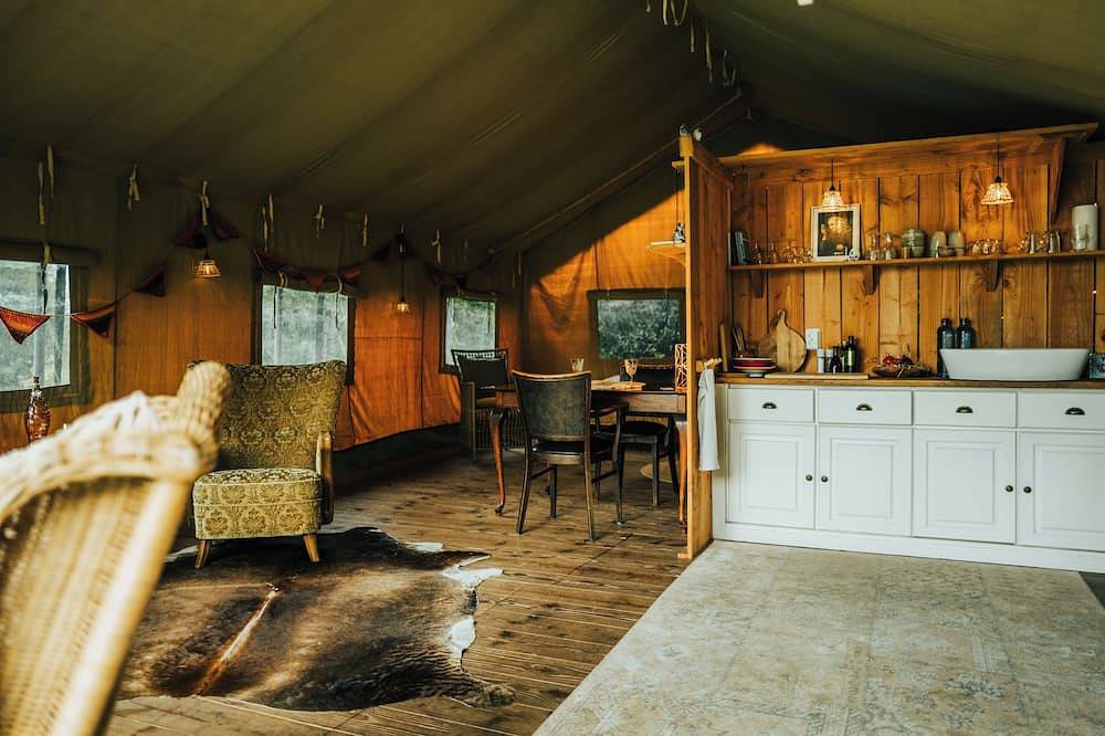 Beautiful luxury furnished tent in the countryside in Bourtanger Moor
