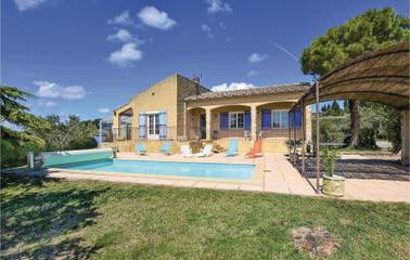 Gîte pour 10 personnes, avec terrasse ainsi que piscine et jardin, animaux acceptés à Cairanne