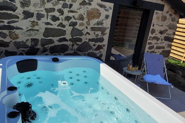 Gîte pour 2 personnes, avec jardin et jacuzzi à Soulages
