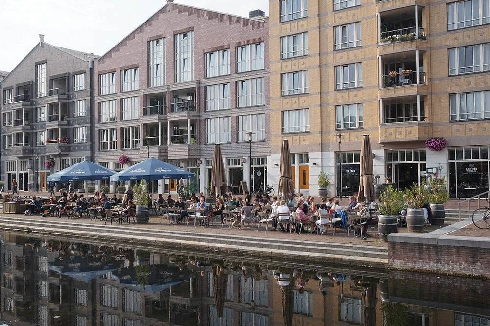 Geheel appartement, Lovely renovated spacious appartement in 19th century villa, with canal view in Amsterdam Oost, Nederlandse kust