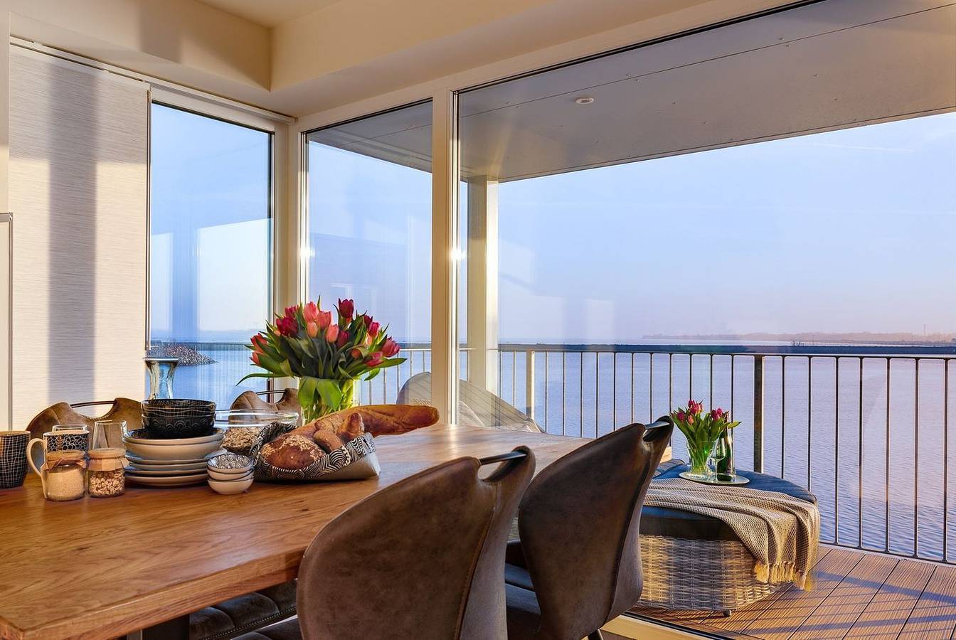 Ganze Wohnung, The Wave: Luxusferienwohnung direkt am Wasser mit Wärmeliege, Sauna und Kamin in Olpenitz, Kappeln