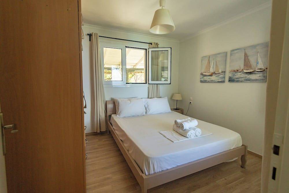 Cottage house with terrace & sea view, only 3' away from the beach in Grèce