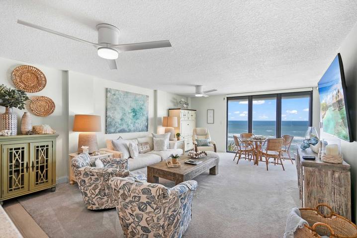 Vacation rental for 8 people, with pool and balcony, kid friendly in Crescent Beach