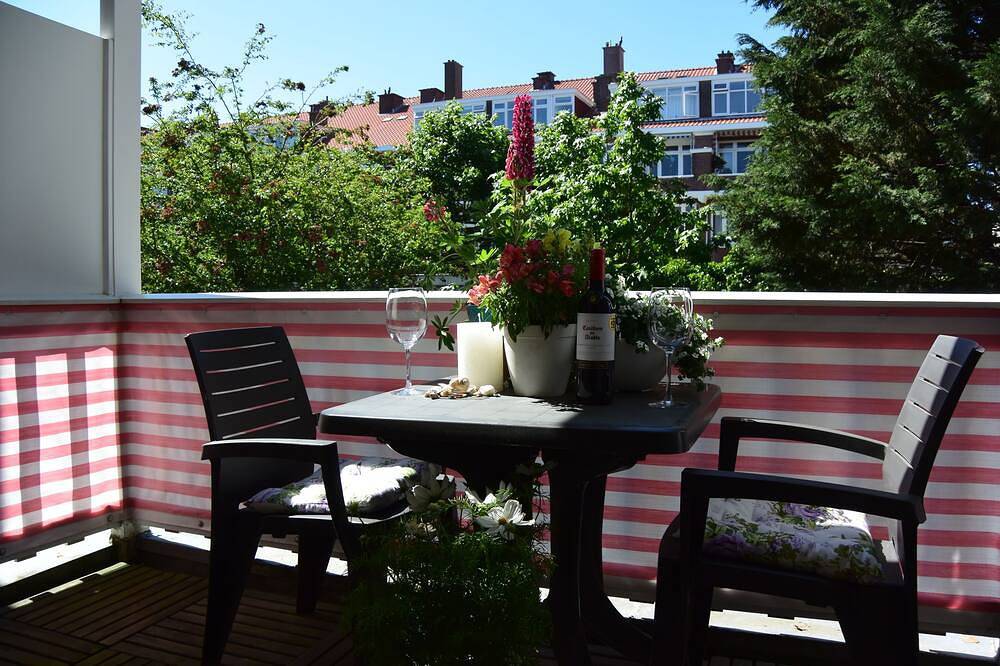 Geheel appartement, Vacation apartment centre Scheveningen 100 meters from the beach/sea with garage in Scheveningen, Den Haag