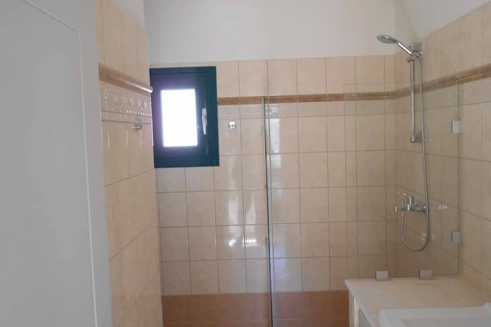 Mooie nieuwe en comfortabele villa met zwembad, prachtig uitzicht. in Mirties, Kalymnos