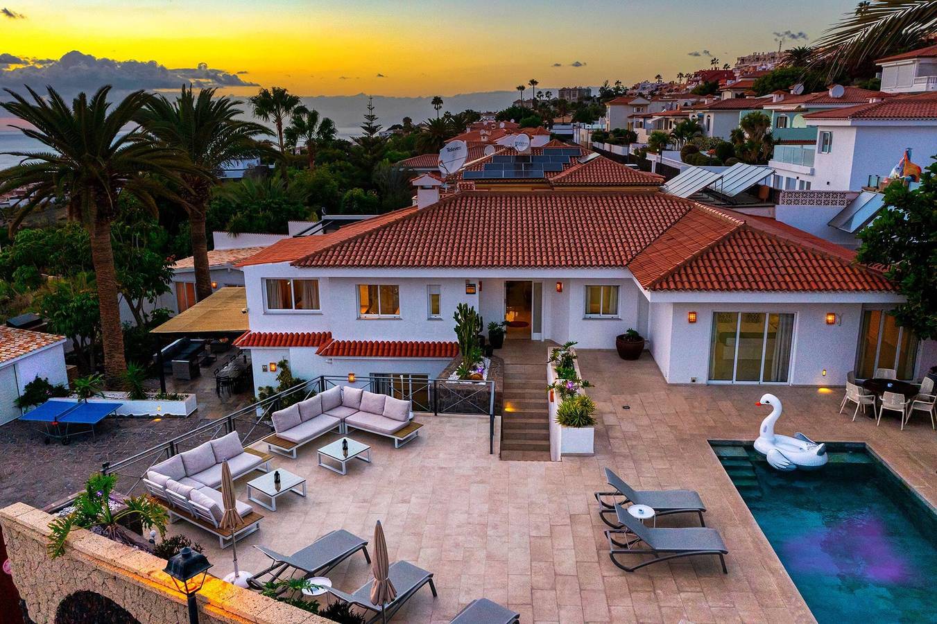 Villa Ginevra, idéale pour les grands groupes, avec piscine, sauna et jardin. in Chayofa, Arona