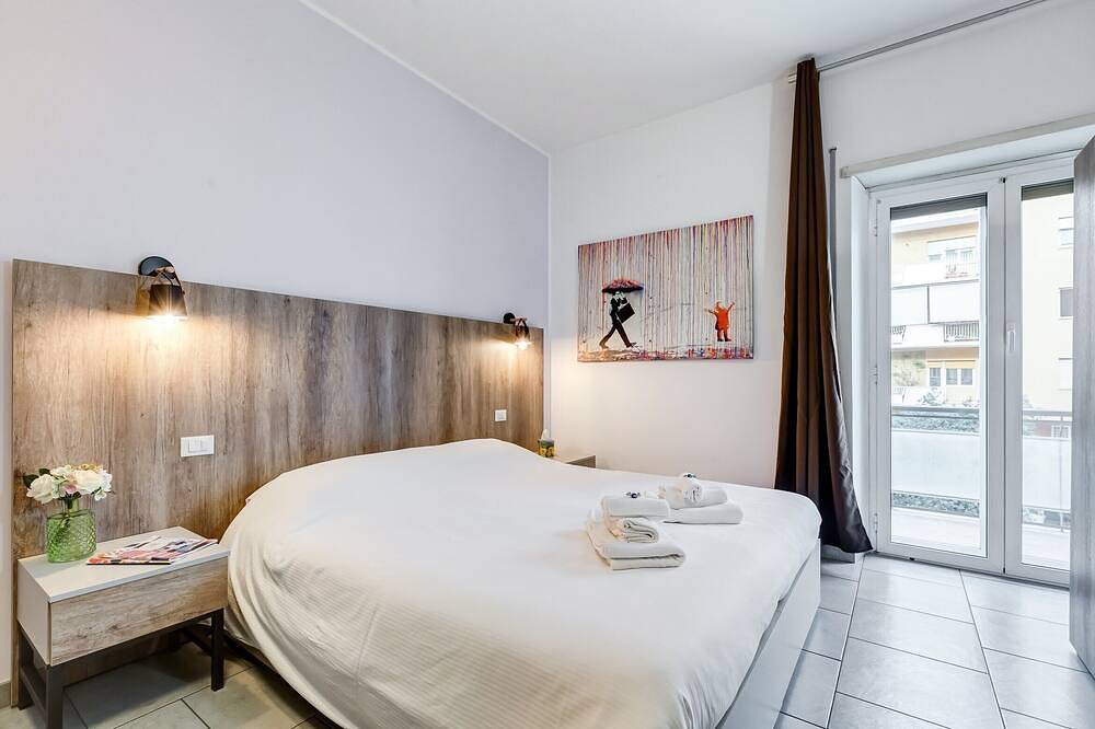 Elegant Room, newly renovated, opposite Metro line A near St. Peter's in Rome, Rome Province
