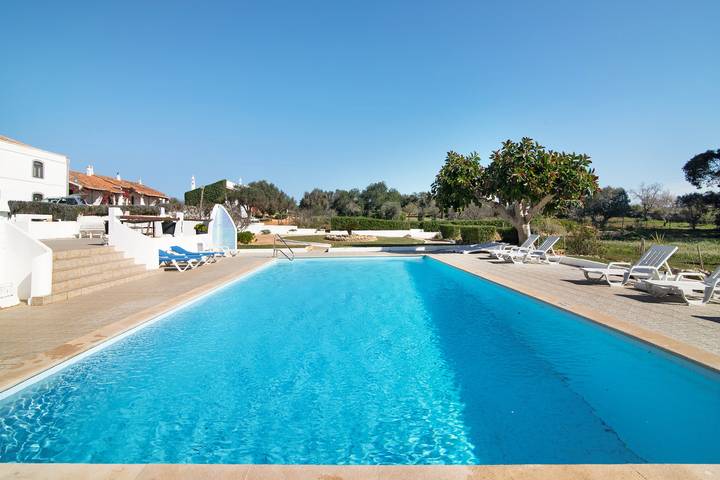 Entire studio, Quinta do Lagar - Apartamento 7 with Outdoor Pool, Terrace, Garden & Wi-Fi in Guia, Faro District