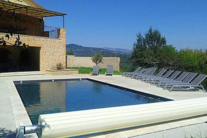 Location de vacances pour 8 personnes, avec jardin ainsi que balcon et jacuzzi à Prades (Rhône-Alps)