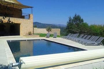 Location de vacances pour 8 personnes, avec jardin ainsi que balcon et jacuzzi à Prades (Rhône-Alps)