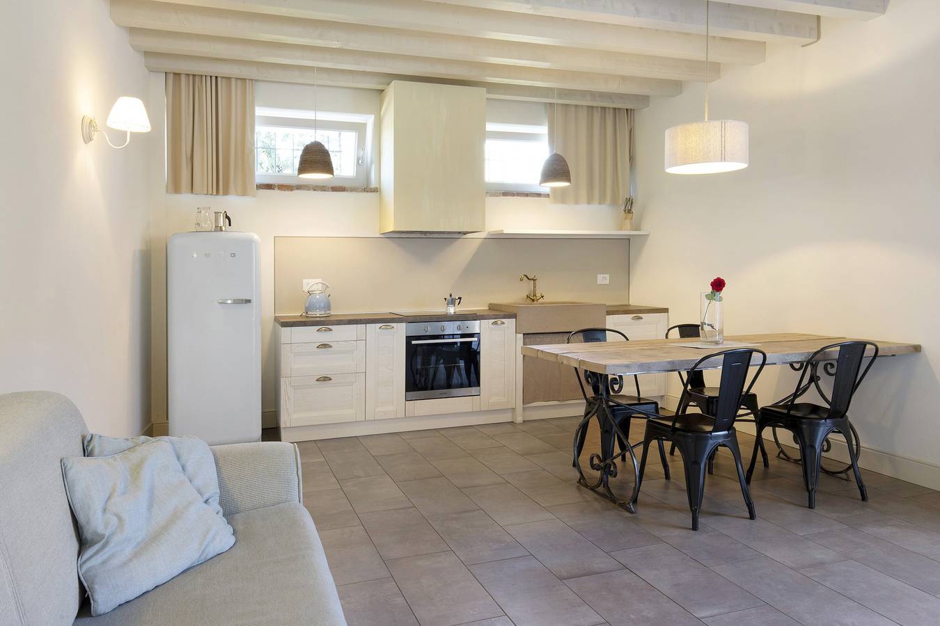 Entire apartment, Holiday Apartment "Ligustro" with Private Terrace, Shared Garden & Pool in Rivoltella del Garda, Desenzano del Garda