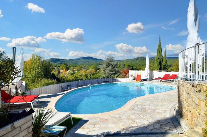 Gîte pour 12 personnes, avec piscine et jacuzzi, adapté aux familles à Tourtour