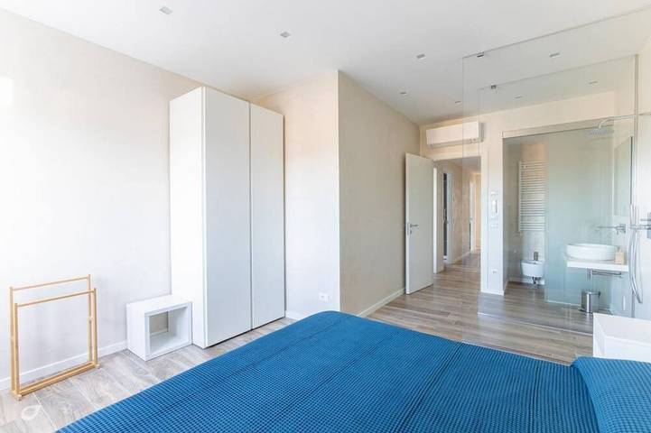 Apartamento entero, Luxurious and modern penthouse facing the sea with private solarium on the seafront of Lido di Camaiore with private parking space. The flat is on two levels.The flat opens with the bright living room, where there is a comfortable double sofa bed, dining in Lido di Camaiore, Camaiore