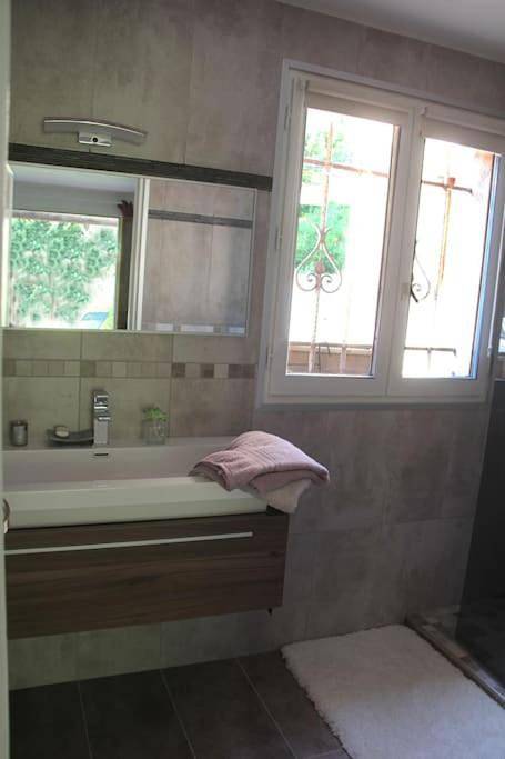 Gîte pour 2 personnes, avec terrasse et piscine à Pégomas - 2