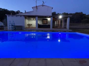 Gîte pour 8 personnes, avec vue ainsi que piscine et jardin, animaux acceptés à Las Navas de la Concepción
