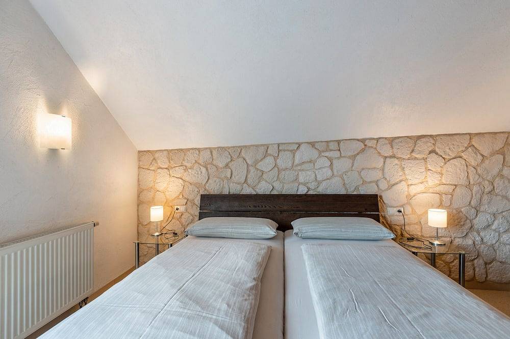 Ganze Wohnung, Ferienwohnung mit Blick auf Heilsberg,mit Balkon und Wi-Fi in Hilzingen, Hegau