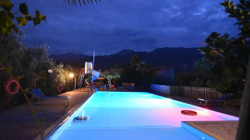 Appartamento per 3 persone, con Balcone e Giardino nonché Piscina ad Arco