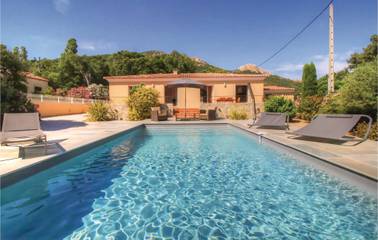 Gîte pour 8 personnes, avec terrasse ainsi que piscine et jardin à Algajola