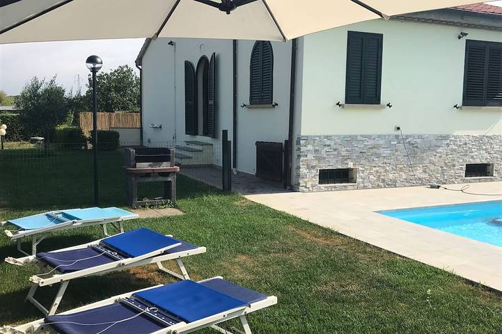 Villa pour 8 personnes, avec balcon et jardin à Cecina