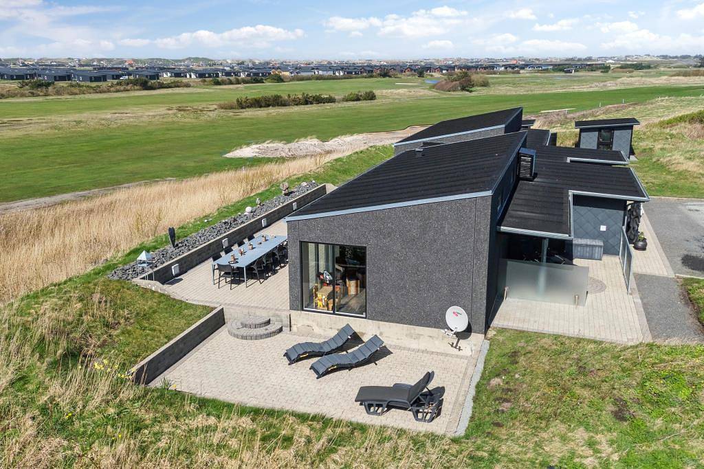 Schönes Ferienhaus mit Panoramablick auf den Golfplatz in Søndervig in Lodbjerg Hede, Ringkøbing
