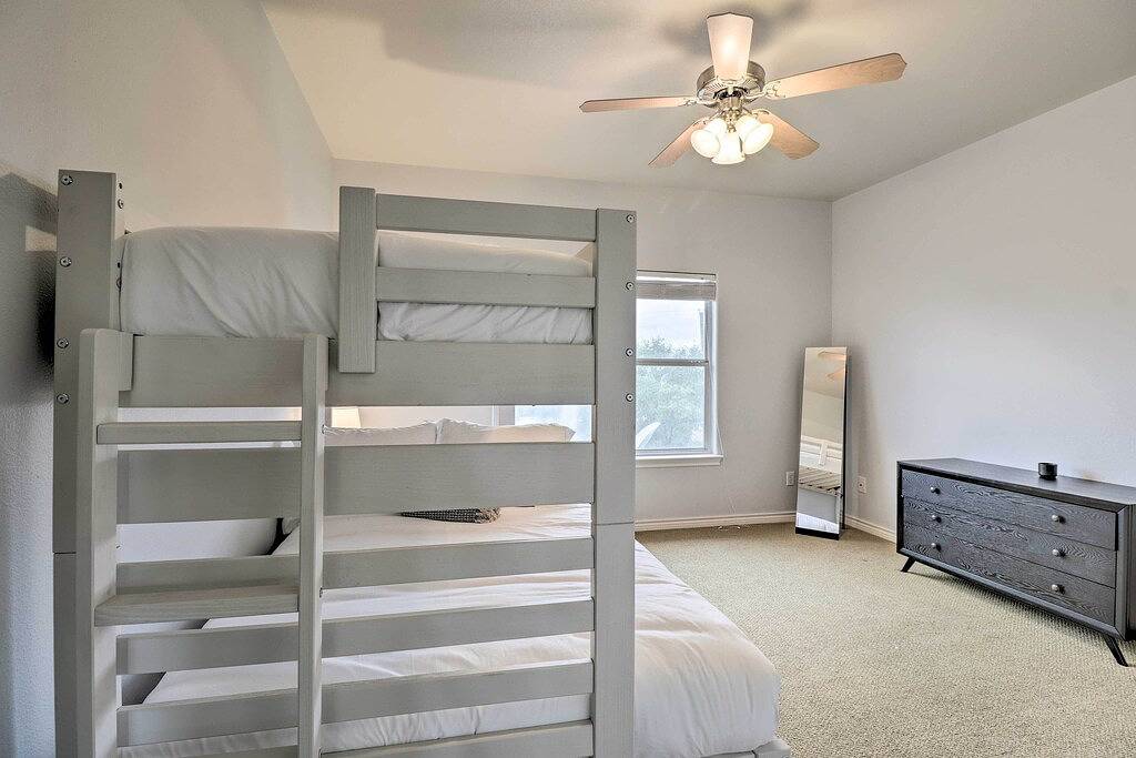 Villa for 14 Guests in Lake Travis, Travis County