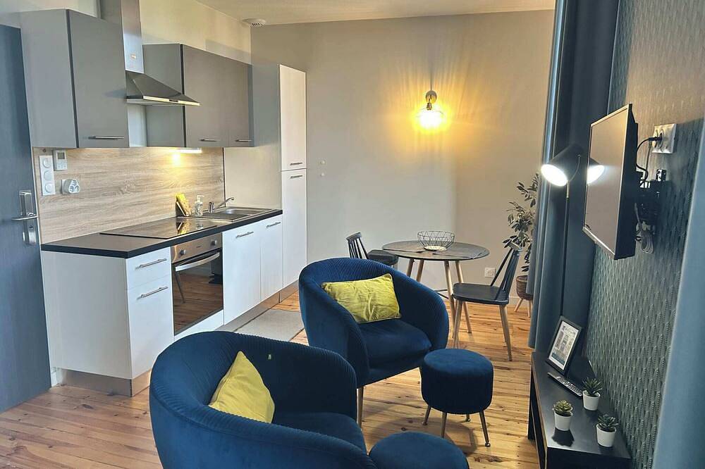 Entire apartment, 2-person air-conditioned 1-bedroom apartment near Aïga Resort Puy de Pariou 200 in Châtel-Guyon, Volcans d'Auvergne Regional Nature Park