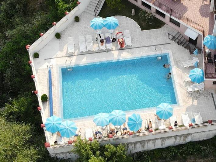 Hôtel pour 3 personnes, avec Balcon et Terrasse ainsi que Jacuzzi et Piscine dans Garmen