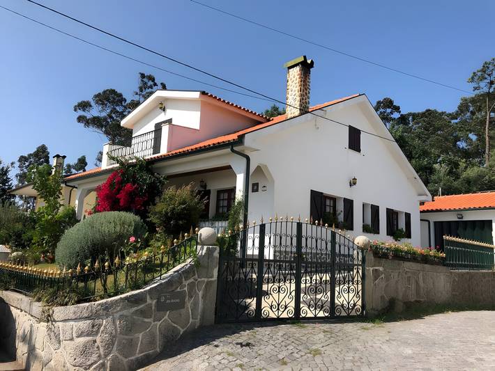 Vivenda Ribeiro: Haus mit Bergblick, privatem Pool und Wlan in Palmeira de Faro e Curvos, Braga Distrikt