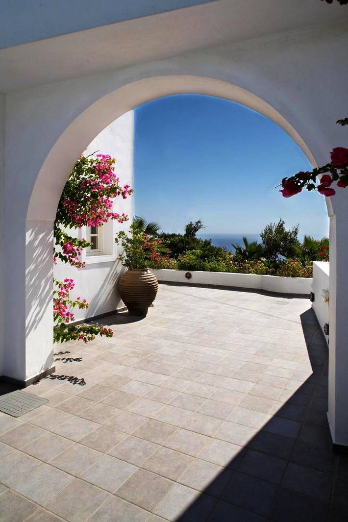 Maison d’hôte pour 2 personnes, avec vue ainsi que jardin et piscine à Santorin - 4