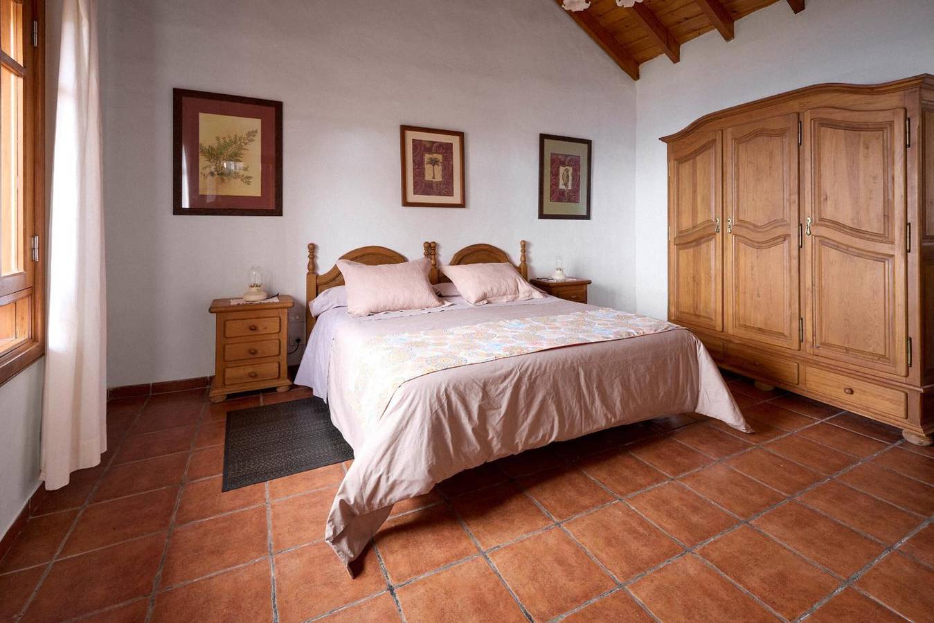 Appartement entier, Appartement 'El Ciruelo' avec vue sur la mer, terrasse partagée et Wi-Fi in El Mocanal, Valverde