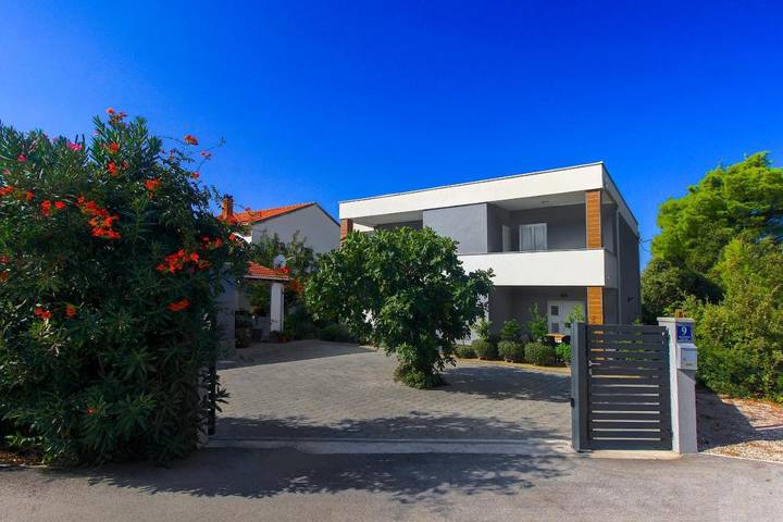 Villa pour 2 personnes, avec Balcon et Terrasse ainsi que Jardin et Vue à Brodarica