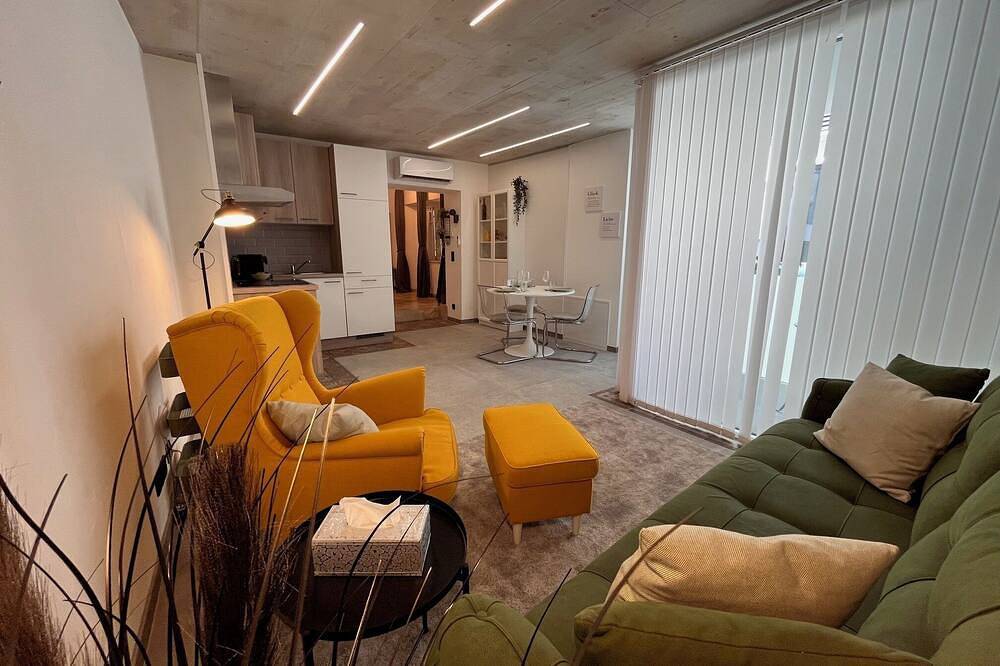 Ganze Wohnung, Moderne Wohnung \"Yellow\" im historischen Zentrum in Wiener Neustadt, Wiener Alpen in Niederösterreich