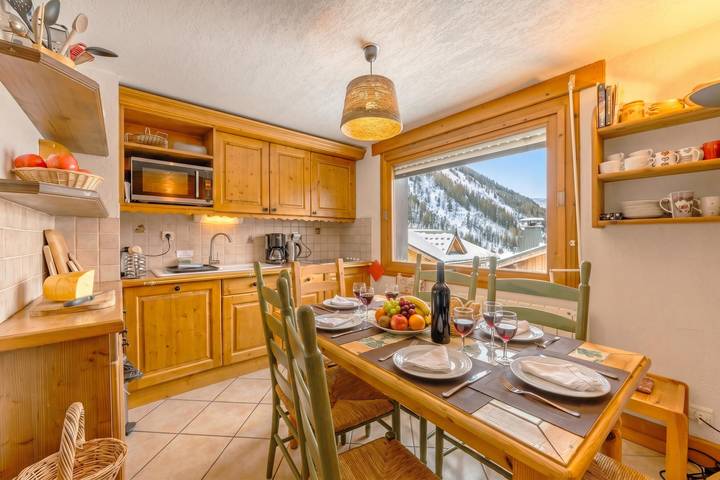 Apartamento entero, Alpine Duplex w/ Balcony & Fireplace in Chamonix-Mont-Blanc, Macizo del Mont Blanc
