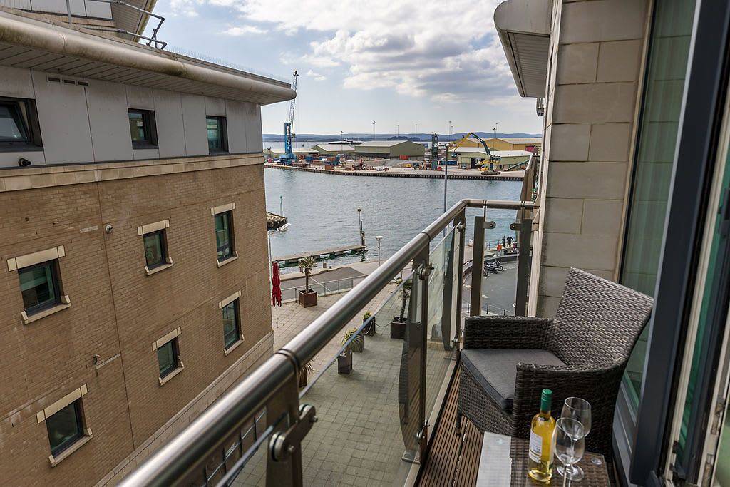 Entire apartment, Isle be Back - Harbourfront Views from Balconies in Poole, Poole Harbour