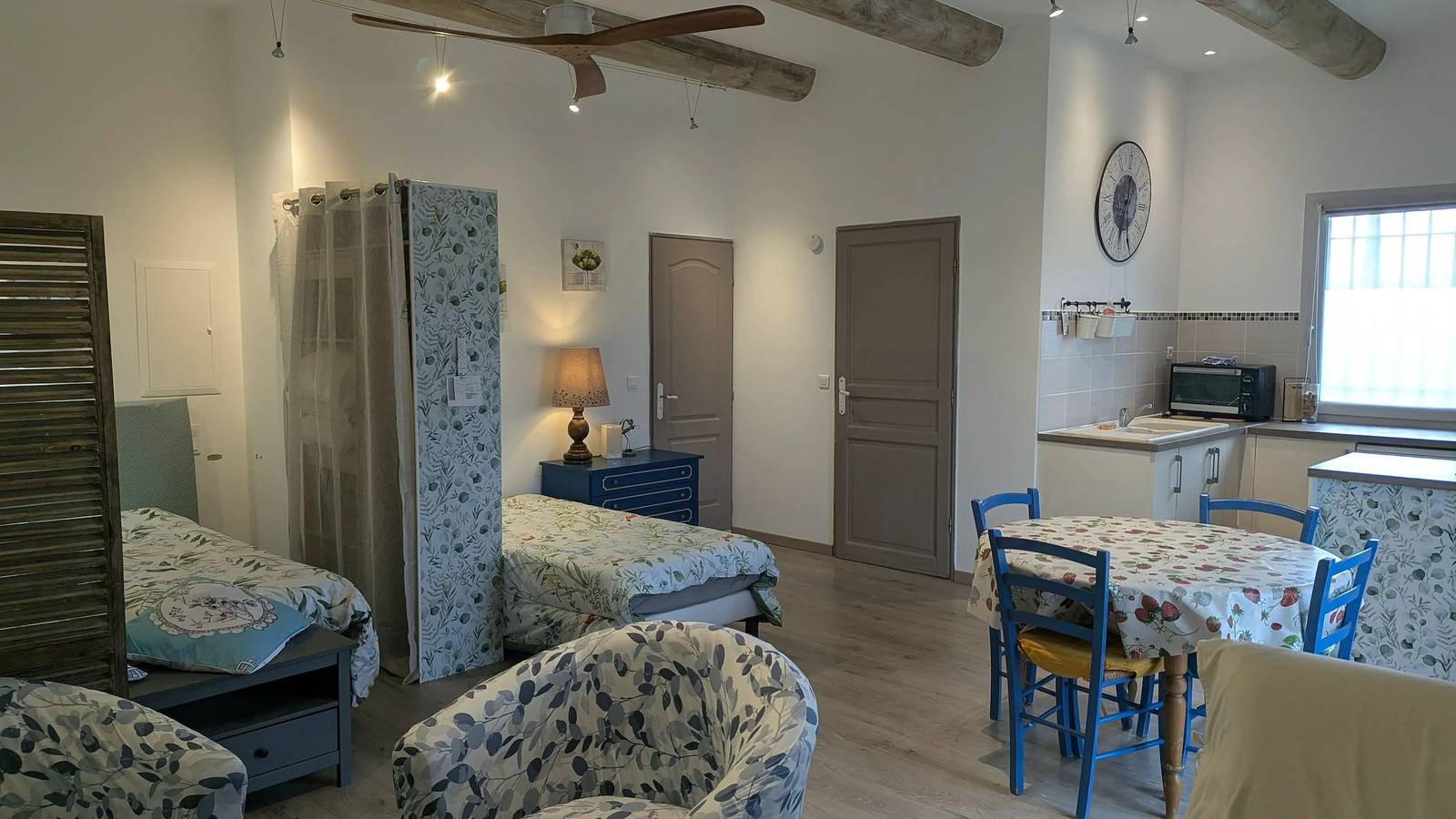 Gehele studio, Charmant studio met gedeeld zwembad in Cabrières-d'Avignon in Cabrières-d'Avignon, Parc naturel régional du Luberon