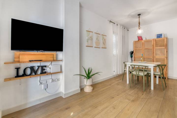 Apartamento entero, Apartamento 'Prendisole Denia' con vistas a la montaña, Wi-Fi y aire acondicionado in Las Marinas, Dénia