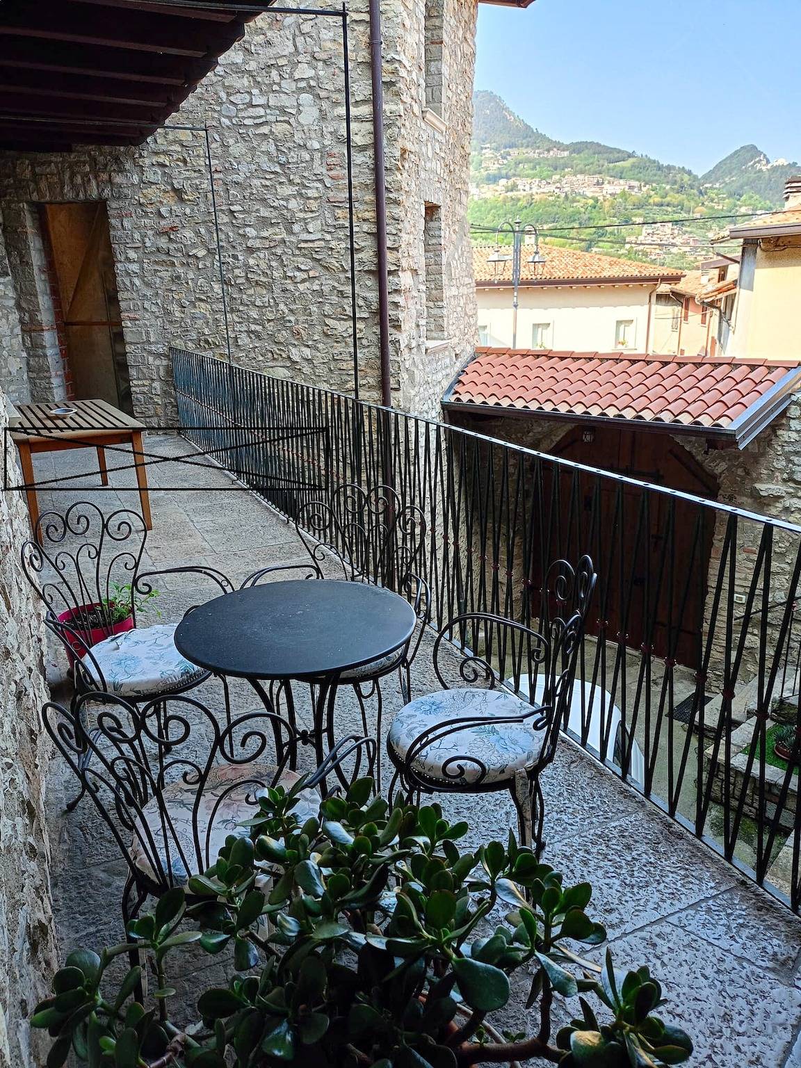 Ganze Wohnung, Ferienwohnung 'Appartamento Noemi' mit Balkon im historischen Zentrum in Tignale, Gardasee-Berge