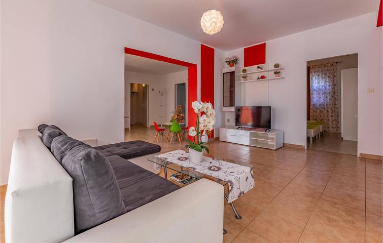 Geräumige 2-Zimmer-Wohnung mit Pool, WLAN und Parkplatz in der Nähe des Stadtzentrums von Sisan in Sisan, Südküste Istrien