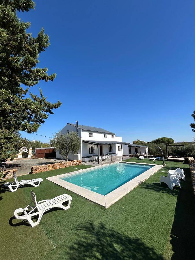 Casa rural para 18 personas, con jardín y terraza además de piscina y vistas, Se admiten mascotas en Arahal