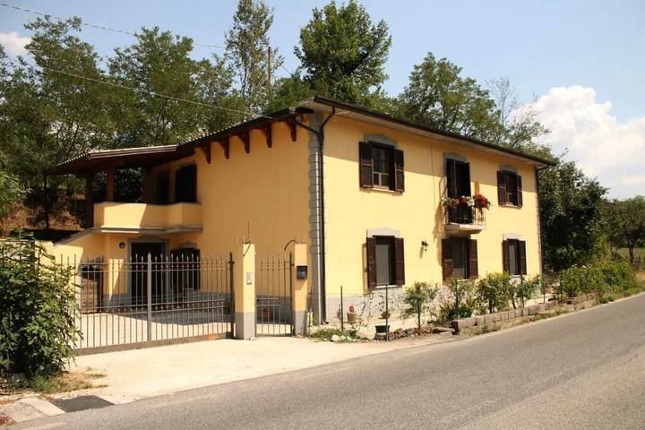 B&b per 3 persone, con Balcone e Terrazza nonché Giardino e Panorama a Sora (Italia)