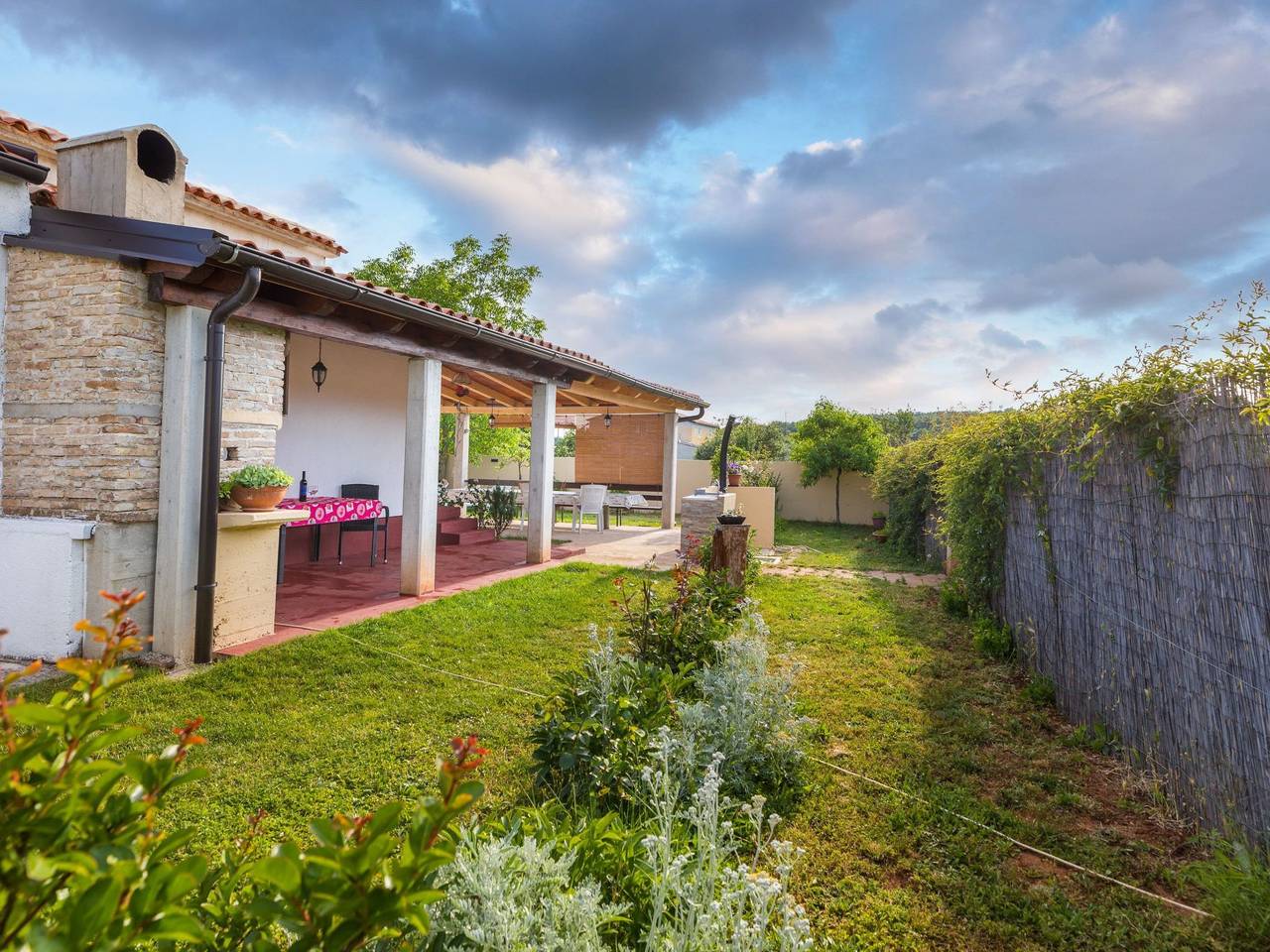 Haus "Dragica" mit Garten, Terrasse und Grill in Rogovići, Marčana